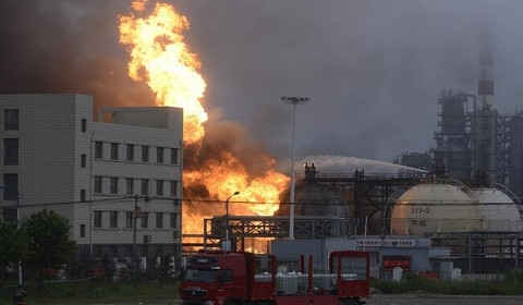 （實(shí)時(shí)）山東棗莊一小區變壓器突然爆炸 致20棟高層住宅停電